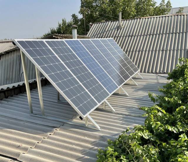 ВЕДЕТСЯ РАБОТА ПО УСТАНОВКЕ ФОТОЭЛЕКТРИЧЕСКИХ ПАНЕЛЕЙ В ДОМАХ