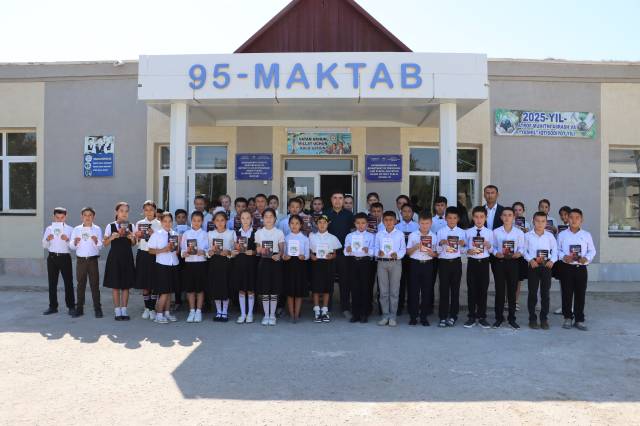 Maktab o‘quvchilariga kitoblar sovg‘a qilindi